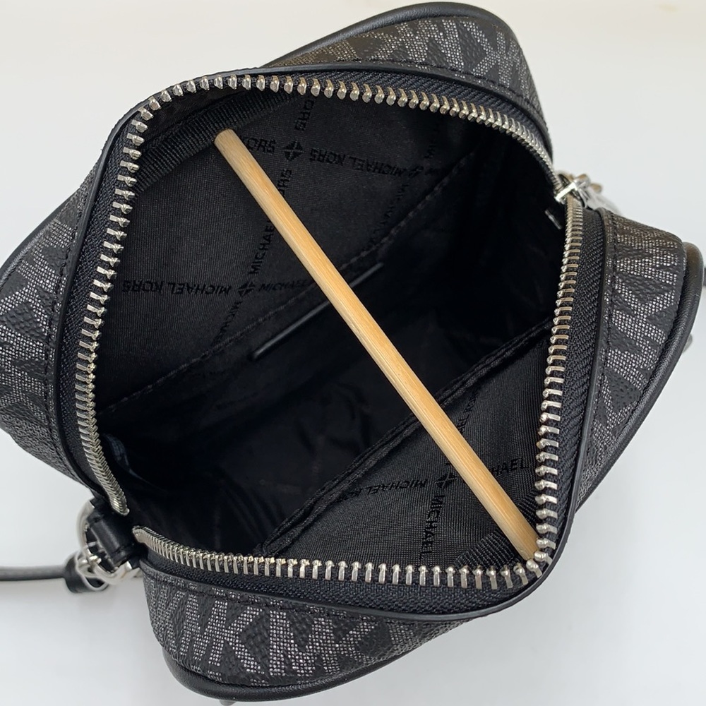 MICHAEL KORS
Jet Set Travel Medium Signature Logo Crossbody
COLOR BLACK SILVER - Picture 12 of 16